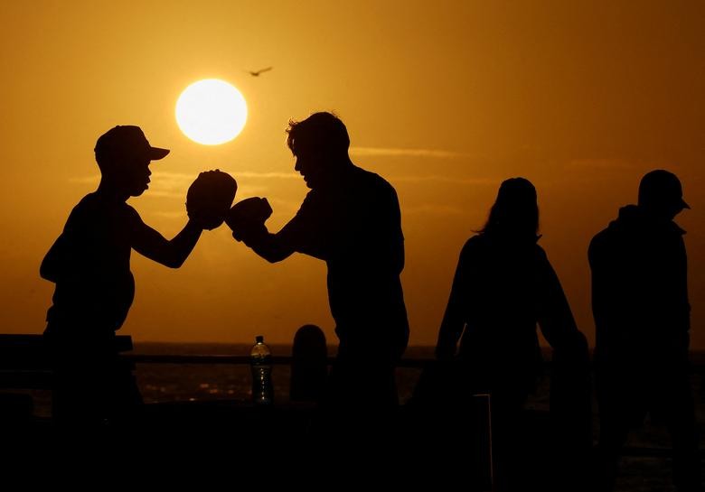 Ảnh ấn tượng tuần (3-9/10): Vũ khí Nga bị phá hủy ở Ukraine, cháy cầu dữ dội tại Crimea, châu Âu thành lập EPC, Moscow phản ứng ‘gắt’