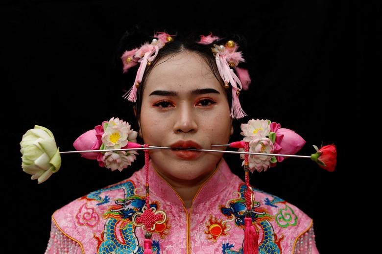 Ảnh ấn tượng tuần (3-9/10): Vũ khí Nga bị phá hủy ở Ukraine, cháy cầu dữ dội tại Crimea, châu Âu thành lập EPC, Moscow phản ứng ‘gắt’