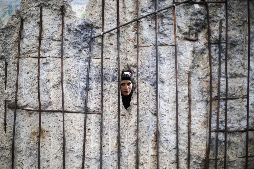 anh an tuong trong tuan 11 1811 nguoi kurd noi gian va lo hong o buc tuong berlin