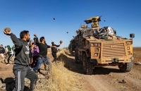 Ảnh ấn tượng trong tuần (12-18/11): Người Kurd nổi giận và 'lỗ hổng' ở Bức tường Berlin