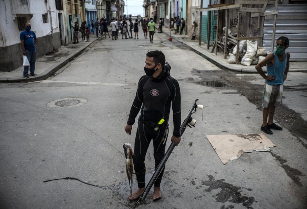 Ảnh ấn tượng tuần (26/10-1/11): Bầu cử Mỹ 2020 trước giờ G, đám cưới giữa xung đột Armenia-Azerbaijan và đấu súng ở Kashmir