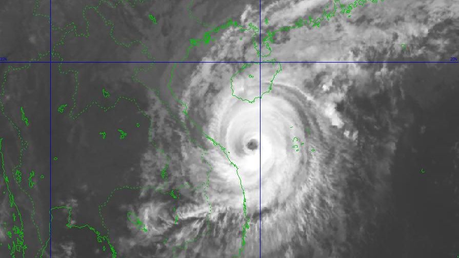 Dự báo thời tiết: Cập nhật diễn biến mới nhất cơn bão số 13, cách Đà Nẵng 145km, gió giật cấp 15