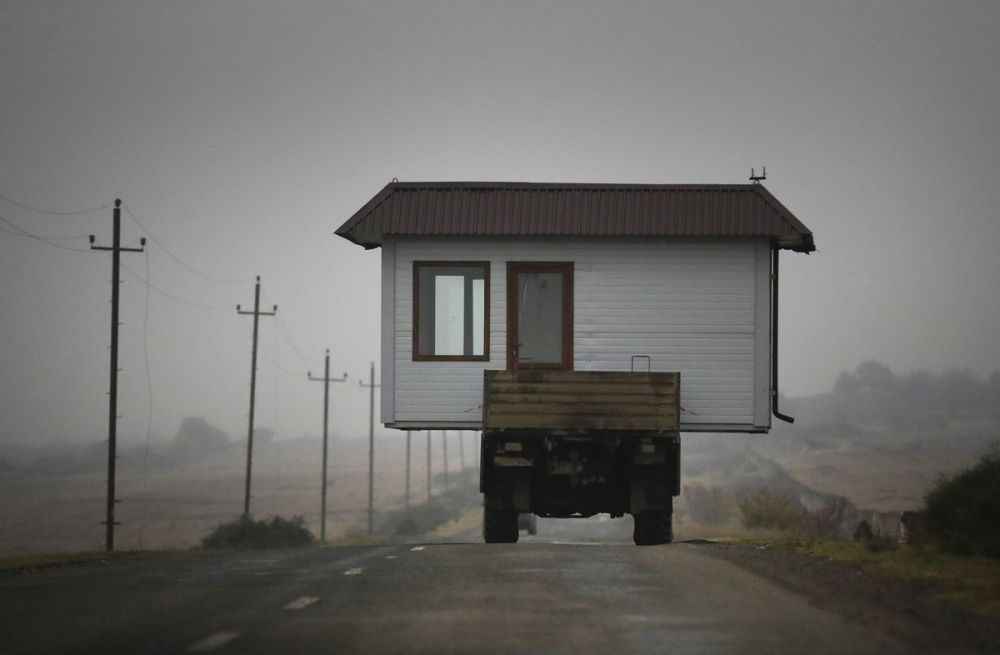 Ảnh ấn tượng tuần (16-22/11): ‘Toát mồ hôi’ vì bầu cử Mỹ 2020, Covid-19 chết chóc, nỗi đau ở Nagorno-Karabakh và tên lửa ở Syria