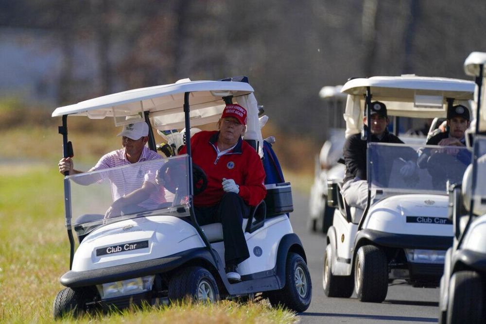 Ảnh ấn tượng tuần (23-29/11): Ông Trump thảnh thơi chơi golf, ông Biden bận rộn và đằng sau vụ ám sát nhà khoa học hạt nhân Iran