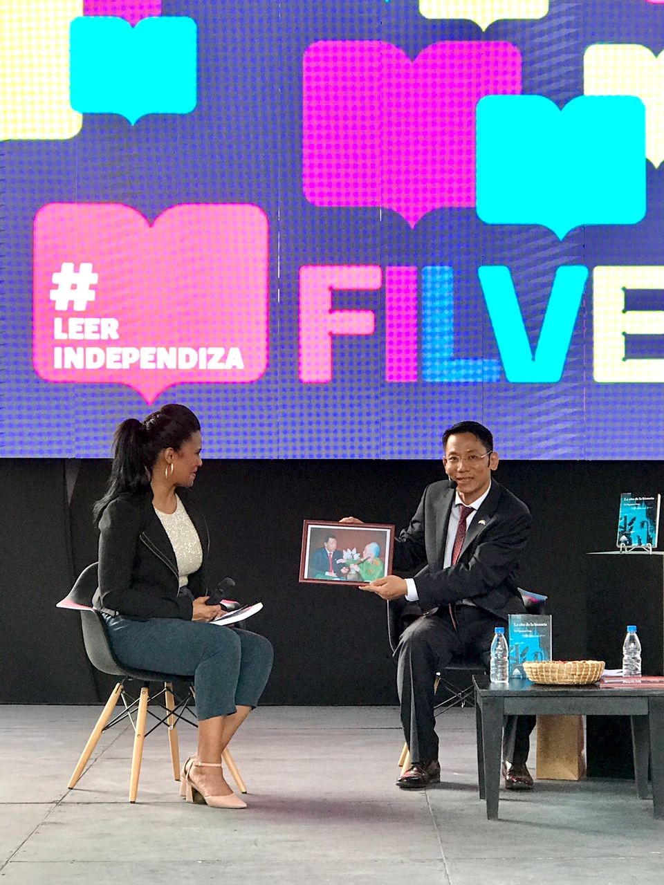 Giới thiệu sách Điện Biên Phủ - Điểm hẹn lịch sử của Đại tướng Võ Nguyên Giáp tại Venezuela Giới thiệu sách Điện Biên Phủ - Điểm hẹn lịch sử của Đại tướng Võ Nguyên Giáp tại Venezuela