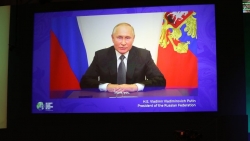 Ảnh ấn tượng tuần 1-7/11: Tổng thống Mỹ chỉ trích lãnh đạo Nga và Trung Quốc, Covid-19 nóng ở Romania và tai nạn máy bay tại Siberia