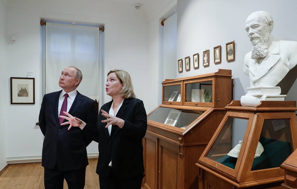 Ảnh ấn tượng tuần 8-14/11: Nước mắt nơi biên giới Belarus-Ba Lan, Iran tập trận tại eo biển Hormuz, tàu Trung Quốc mắc cạn ở biển Nga