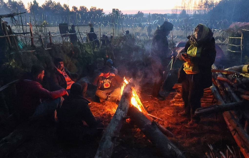 Ảnh ấn tượng tuần 8-14/11: Nước mắt nơi biên giới Belarus-Ba Lan, Iran tập trận tại eo biển Hormuz, tàu Trung Quốc mắc cạn ở biển Nga