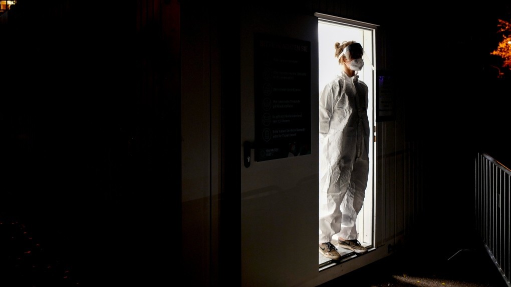 Ảnh ấn tượng tuần 8-14/11: Nước mắt nơi biên giới Belarus-Ba Lan, Iran tập trận tại eo biển Hormuz, tàu Trung Quốc mắc cạn ở biển Nga