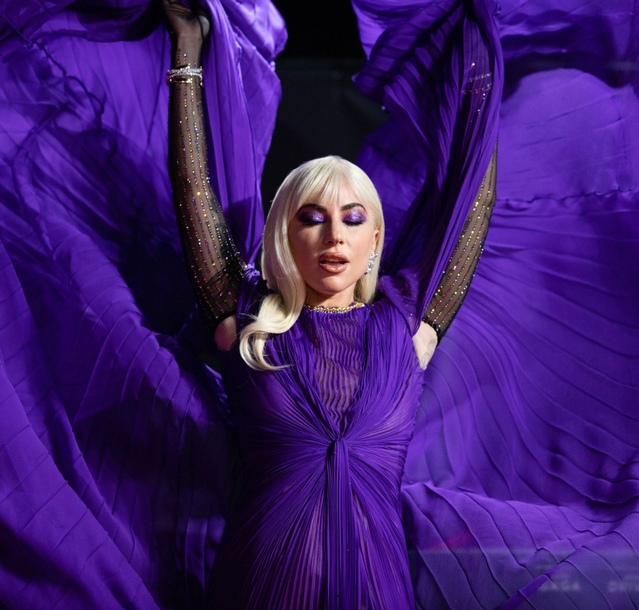 Ảnh ấn tượng tuần 8-14/11: Nước mắt nơi biên giới Belarus-Ba Lan, Iran tập trận tại eo biển Hormuz, tàu Trung Quốc mắc cạn ở biển Nga