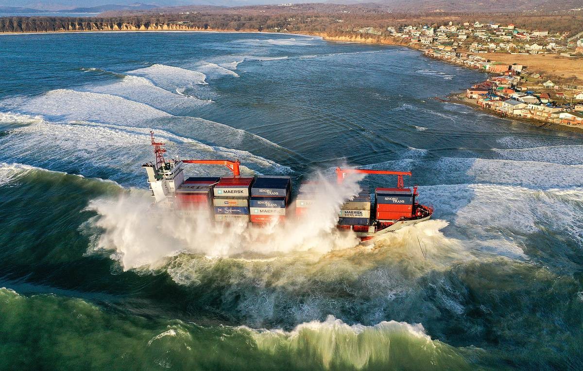 Ảnh ấn tượng tuần 8-14/11: Nước mắt nơi biên giới Belarus-Ba Lan, Iran tập trận tại eo biển Hormuz, tàu Trung Quốc mắc cạn ở biển Nga