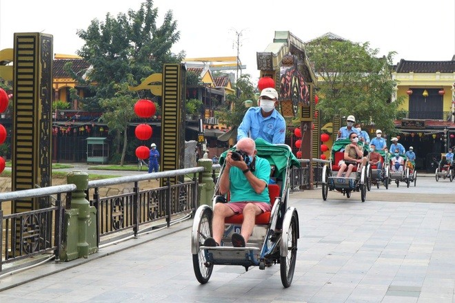 Du khách tham quan Hội An, Quảng Nam, ngày 20/11. (Nguồn: DT) Du khách tham quan Hội An, Quảng Nam, ngày 20/11. (Nguồn: DT)