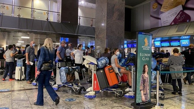 Hoảng sợ siêu biến thể Omicron nhiều đột biến chưa từng thấy, du khách ồ ạt rời Nam Phi