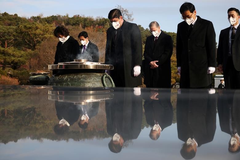 Ảnh ấn tượng tuần 22-28/11: Tổng thống Mỹ ‘vi hành’, nỗi đau ở biên giới Belarus-Ba Lan, ông Lukashenko thị sát thực địa và Covid-19 nóng tại Czech