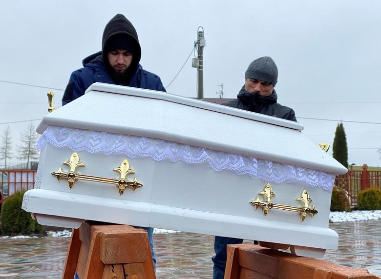 Ảnh ấn tượng tuần 22-28/11: Tổng thống Mỹ ‘vi hành’, nỗi đau ở biên giới Belarus-Ba Lan, ông Lukashenko thị sát thực địa và Covid-19 nóng tại Czech