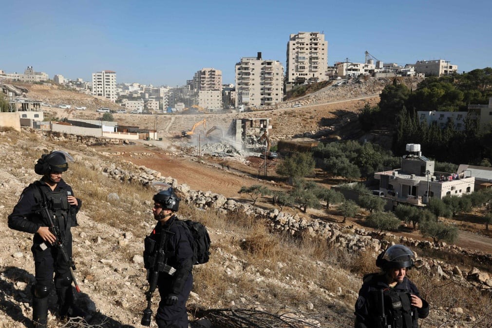 Ảnh ấn tượng tuần 22-28/11: Tổng thống Mỹ ‘vi hành’, nỗi đau ở biên giới Belarus-Ba Lan, ông Lukashenko thị sát thực địa và Covid-19 nóng tại Czech