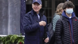 Ảnh ấn tượng tuần 22-28/11: Tổng thống Mỹ ‘vi hành’, nỗi đau ở biên giới Belarus-Ba Lan, ông Lukashenko thị sát thực địa và Covid-19 nóng tại Czech