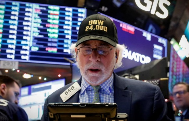 Chỉ số Dow Jones phá mốc 24.000 điểm