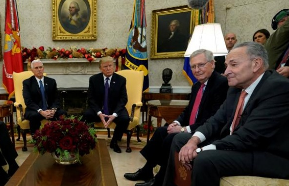 Chính phủ Mỹ tránh nguy cơ "đóng cửa" nhờ luật chi tiêu tạm thời