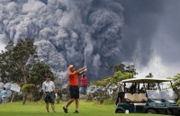 nin tho truoc nhung hinh anh ngoan muc cua cap doi dua nhau di khap the gian