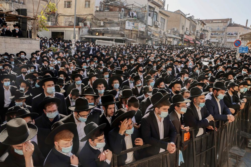 Ảnh ấn tượng tuần (30/11-6/12): Ông Biden khoe chiếc ủng đặc biệt, Covid-19 phá vỡ điều cấm kỵ ở Nepal, mâu thuẫn sau vụ ám sát nhà khoa học Iran