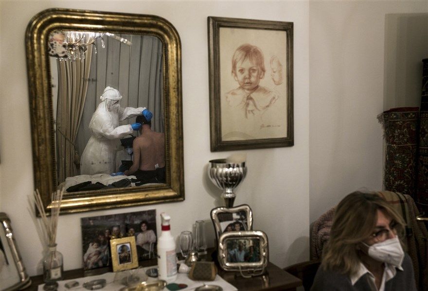 Ảnh ấn tượng tuần (30/11-6/12): Ông Biden khoe chiếc ủng đặc biệt, Covid-19 phá vỡ điều cấm kỵ ở Nepal, mâu thuẫn sau vụ ám sát nhà khoa học Iran