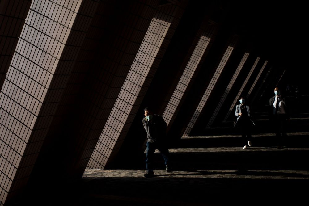 Ảnh ấn tượng tuần (30/11-6/12): Ông Biden khoe chiếc ủng đặc biệt, Covid-19 phá vỡ điều cấm kỵ ở Nepal, mâu thuẫn sau vụ ám sát nhà khoa học Iran