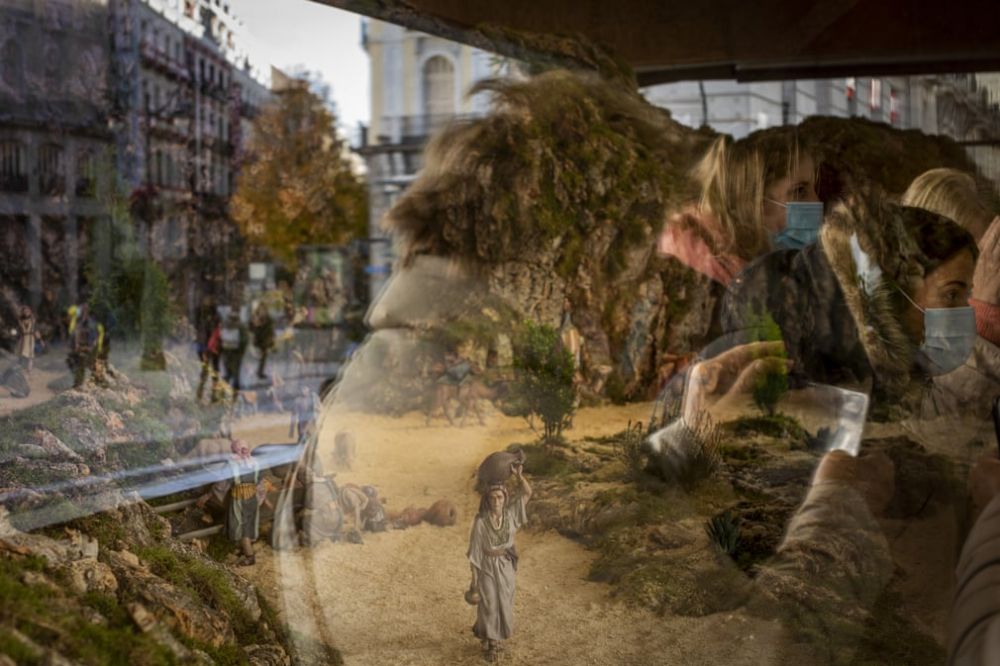 Ảnh ấn tượng tuần (30/11-6/12): Ông Biden khoe chiếc ủng đặc biệt, Covid-19 phá vỡ điều cấm kỵ ở Nepal, mâu thuẫn sau vụ ám sát nhà khoa học Iran