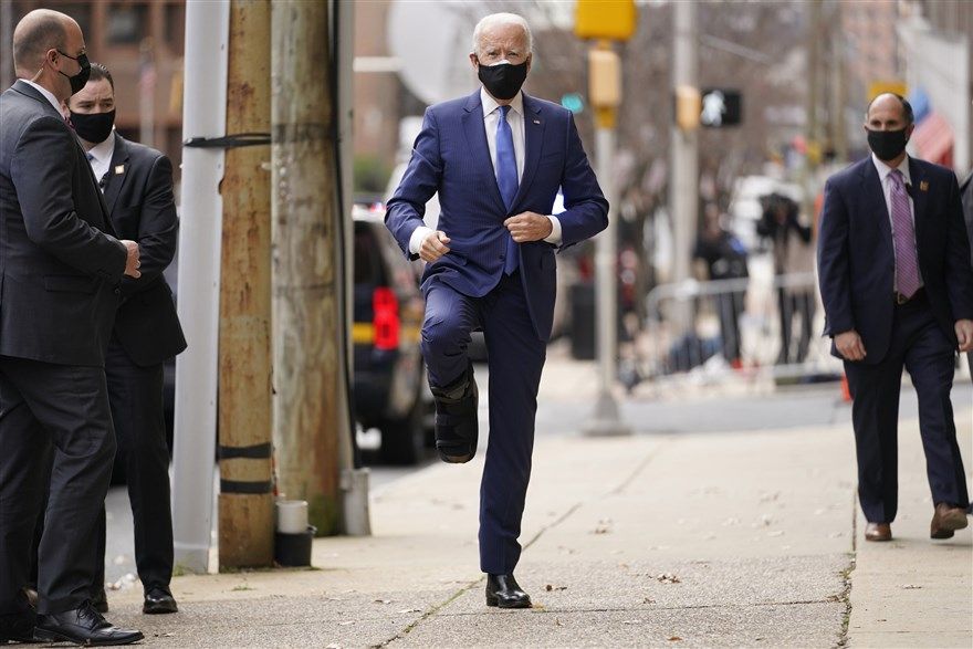 Tổng thống đắc cử Mỹ Joe Biden “khoe” bàn chân đang phải bó bột trong “chiếc ủng đặc biệt” khi bước vào nhà hát The Queen ở Wilmington, Delaware, Mỹ, ngày 1/12. Ông Biden bị gãy bàn chân phải vào ngày 28/11 khi đang chơi với chú chó cưng mang tên Major. (Nguồn: AP)