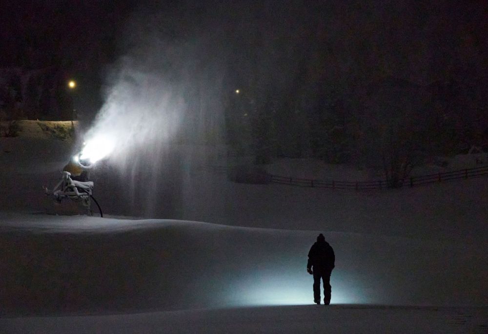 Ảnh ấn tượng tuần (30/11-6/12): Ông Biden khoe chiếc ủng đặc biệt, Covid-19 phá vỡ điều cấm kỵ ở Nepal, mâu thuẫn sau vụ ám sát nhà khoa học Iran