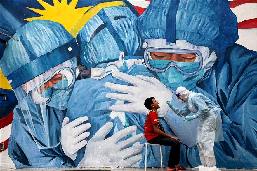 Ảnh ấn tượng tuần (7-13/12): Tổng thống Venezuela trêu chọc phóng viên, ông Joe Biden tuyên chiến với Covid-19 và cuộc sống ở Vũ Hán