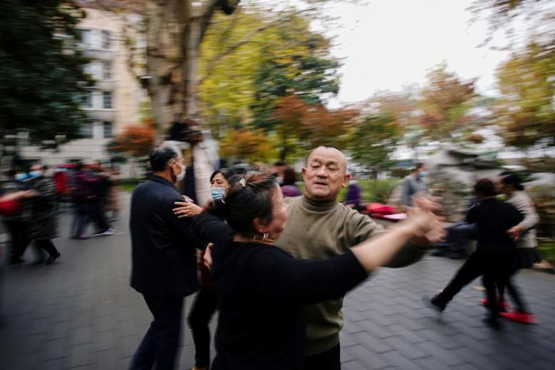 Ảnh ấn tượng tuần (7-13/12): Tổng thống Venezuela trêu chọc phóng viên, ông Joe Biden tuyên chiến với Covid-19 và cuộc sống ở Vũ Hán