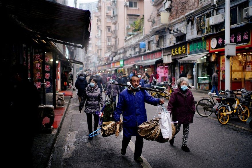 Ảnh ấn tượng tuần (7-13/12): Tổng thống Venezuela trêu chọc phóng viên, ông Joe Biden tuyên chiến với Covid-19 và cuộc sống ở Vũ Hán