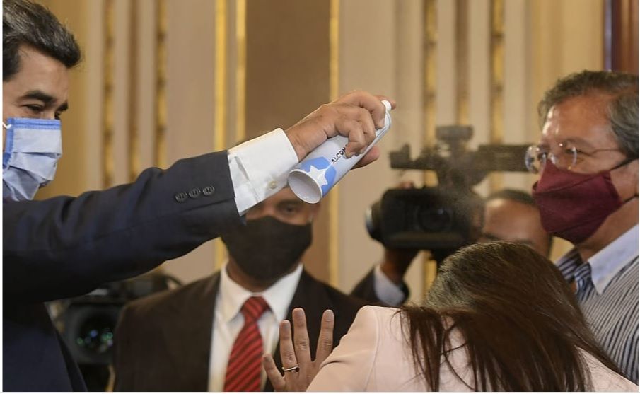 Ảnh ấn tượng tuần (7-13/12): Tổng thống Venezuela trêu chọc phóng viên, ông Joe Biden tuyên chiến với Covid-19 và cuộc sống ở Vũ Hán