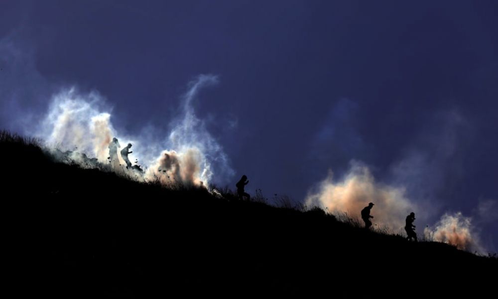 Ảnh ấn tượng tuần (7-13/12): Tổng thống Venezuela trêu chọc phóng viên, ông Joe Biden tuyên chiến với Covid-19 và cuộc sống ở Vũ Hán