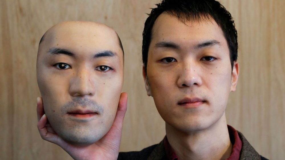 Ảnh ấn tượng tuần (14-20/12): Bàng hoàng với mặt nạ siêu thực, cuộc họp báo khác lạ của Tổng thống Nga và Giáng sinh thời Covid-19