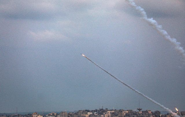 Dải Gaza: Ai Cập sơ tán tòa nhà Đại sứ quán; hệ thống phòng không ‘Vòm sắt’ của Israel đánh chặn 2 tên lửa