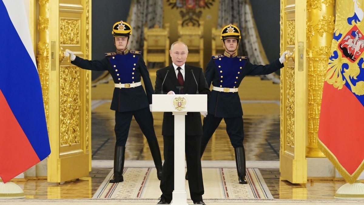 Ảnh ấn tượng tuần 29/11-5/12: Moscow cảnh báo sẽ đáp trả vì Ukraine, tàu ngầm Nga ở Vladivostok và biên giới Belarus-Ba Lan vẫn căng