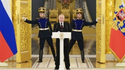 Ảnh ấn tượng tuần 29/11-5/12: Moscow cảnh báo sẽ đáp trả vì Ukraine, tàu ngầm Nga ở Vladivostok và biên giới Belarus-Ba Lan vẫn căng