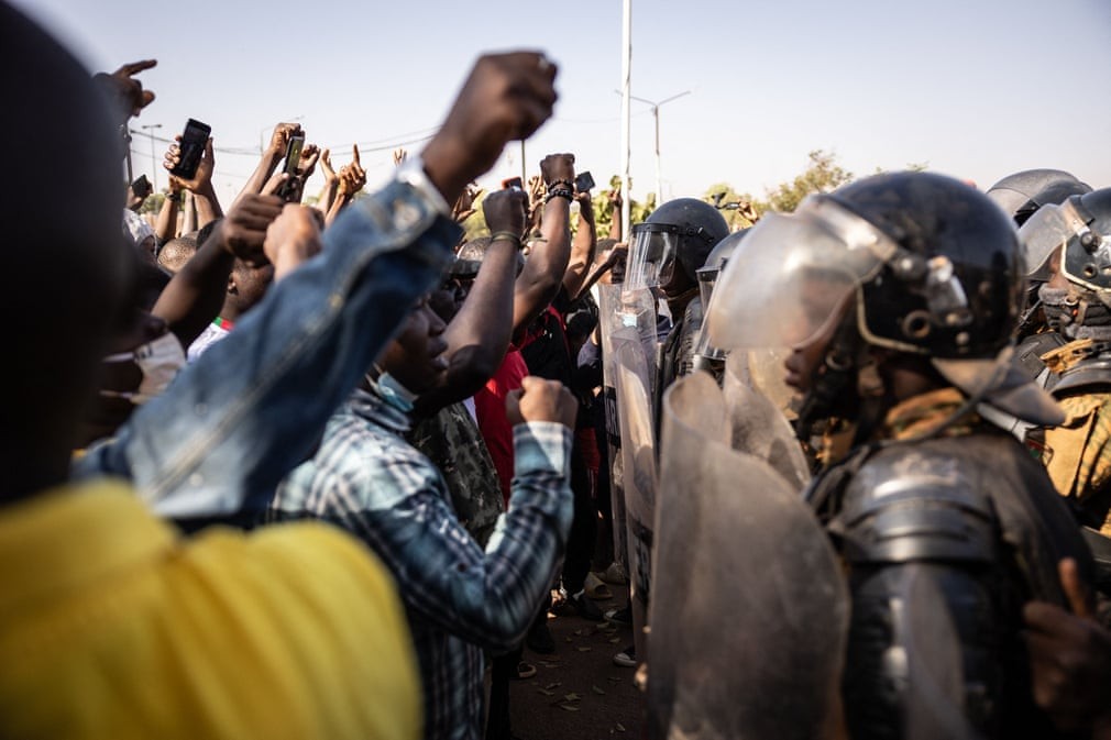 Ảnh ấn tượng tuần 29/11-5/12: Moscow cảnh báo sẽ đáp trả vì Ukraine, tàu ngầm Nga ở Vladivostok và biên giới Belarus-Ba Lan vẫn căng