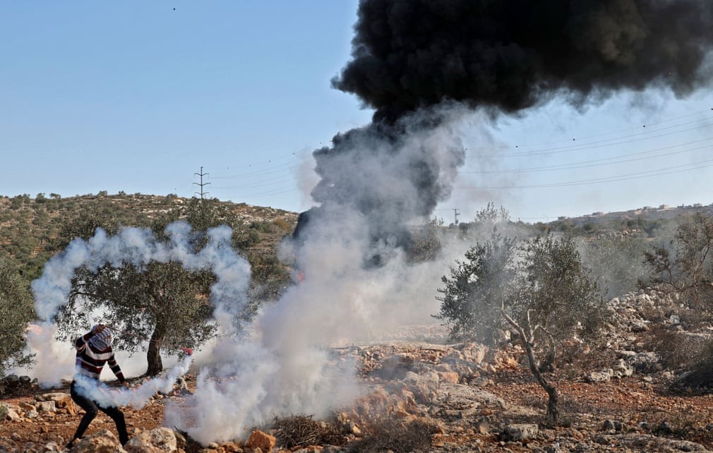 Ảnh ấn tượng tuần 29/11-5/12: Moscow cảnh báo sẽ đáp trả vì Ukraine, tàu ngầm Nga ở Vladivostok và biên giới Belarus-Ba Lan vẫn căng