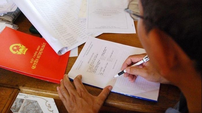 Bất động sản mới nhất: Tăng nặng mức phạt với nhà xây không phép, trường hợp buộc phá dỡ nhà ở, điều kiện sang tên sổ đỏ cho con