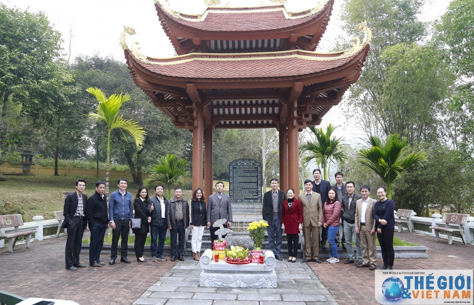 Đoàn công tác Bộ Ngoại giao về nguồn, trao quà ở Tuyên Quang