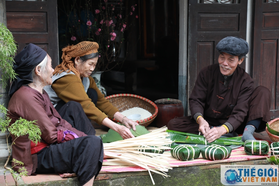 phong tuc goi banh chung don tet som o mot lang co ven do