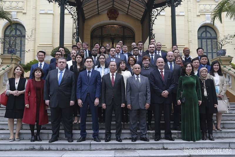 Thứ trưởng Ngoại giao Nguyễn Quốc Dũng gặp gỡ báo chí nước ngoài tại Việt Nam nhân dịp Năm mới 2021