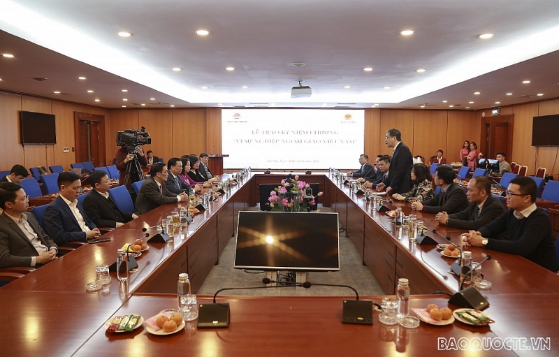 Bộ Ngoại giao trao tặng Kỷ niệm chương cho lãnh đạo Bộ Tài chính Bộ Ngoại giao trao tặng Kỷ niệm chương cho lãnh đạo Bộ Tài chính