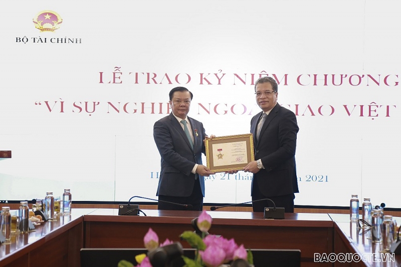 Bộ Ngoại giao trao tặng Kỷ niệm chương cho lãnh đạo Bộ Tài chính Bộ Ngoại giao trao tặng Kỷ niệm chương cho lãnh đạo Bộ Tài chính