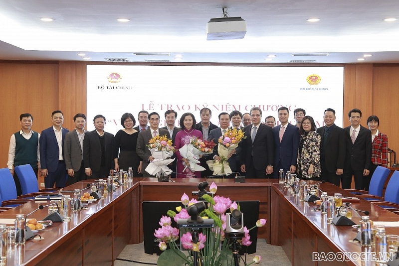 Bộ Ngoại giao trao tặng Kỷ niệm chương cho lãnh đạo Bộ Tài chính Bộ Ngoại giao trao tặng Kỷ niệm chương cho lãnh đạo Bộ Tài chính