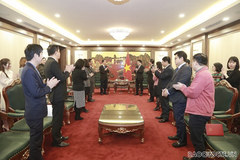 Bộ Ngoại giao trao tặng Kỷ niệm chương cho lãnh đạo Bộ Kế hoạch và Đầu tư Bộ Ngoại giao trao tặng Kỷ niệm chương cho lãnh đạo Bộ Kế hoạch và Đầu tư