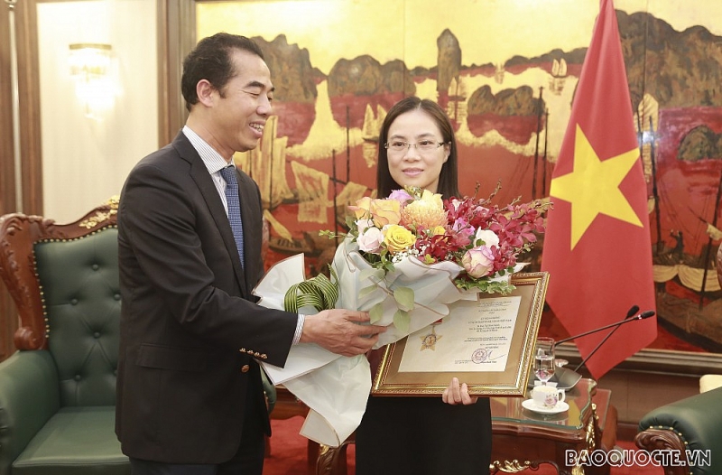 Bộ Ngoại giao trao tặng Kỷ niệm chương cho lãnh đạo Bộ Kế hoạch và Đầu tư Bộ Ngoại giao trao tặng Kỷ niệm chương cho lãnh đạo Bộ Kế hoạch và Đầu tư